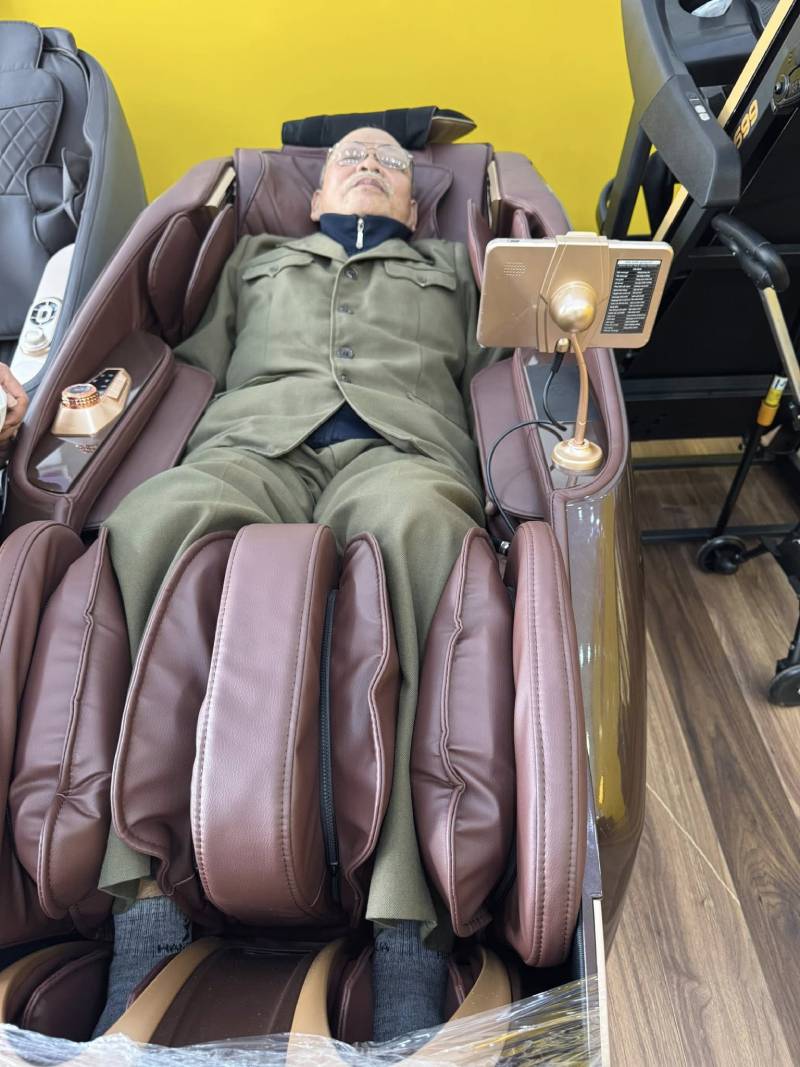 Khách cũ quay lại… nhưng không phải để mua ghế